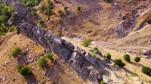 Vol aérien par drone au-dessus d'incroyables paysages montagneux aux heures dorées à l'aube, dans la vallée avec forêt et arbres — Video