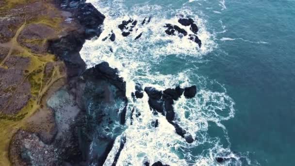 Havsvågor på vacker strand, Fåglar öga Flygfoto över havet vågor kraschar mot en tom sten klippa uppifrån, Island — Stockvideo