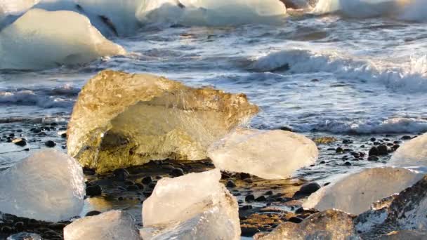 Góra lodowa w wodzie, koncepcja globalnego ocieplenia klimatu, bryły lodu o wschodzie słońca w lagunie lodowcowej Jokulsarlon, Islandia — Wideo stockowe