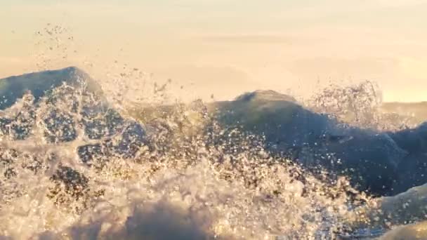 Iceberg en el agua, Concepto de Cambio Climático por el Calentamiento Global, Trozos de hielo al amanecer en Laguna Glaciar Jokulsarlon, Islandia — Vídeo de stock