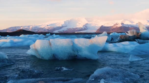 Pedaços de gelo, Iceberg na água, Global Warming Climate Change Concept, Icebergs em Jokulsarlon Glacier Lagoon, Islândia — Vídeo de Stock