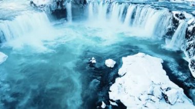 Godafoss hava çekimi, İzlanda 'daki ünlü şelale, kışın donan şelale, kar ve buzdan oluşan büyülü bir yer, büyük bir akıntısı olan saf buzul suyu.