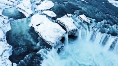 Godafoss hava çekimi, İzlanda 'daki ünlü şelale, kışın donan şelale, kar ve buzdan oluşan büyülü bir yer, büyük bir akıntısı olan saf buzul suyu.