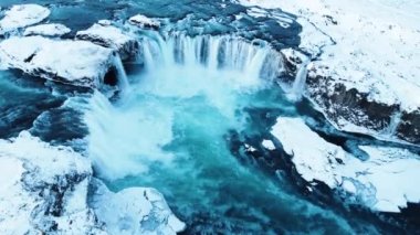 Godafoss hava çekimi, İzlanda 'daki ünlü şelale, kışın donan şelale, kar ve buzdan oluşan büyülü bir yer, büyük bir akıntısı olan saf buzul suyu.