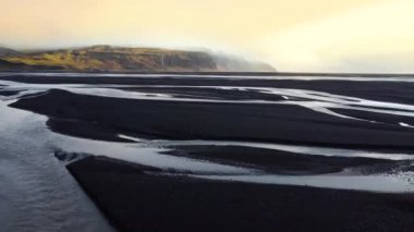 Okyanusa akan İzlanda nehirlerinin hava manzarası, olağandışı güzel manzara, ilkbaharın başlarında İzlanda, temiz su ve el değmemiş doğa.