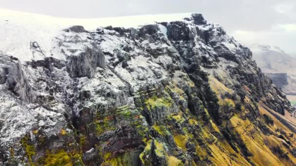 Icelandic volcanic mountain landscape with snow, Wild winter untouched inaccessible nature, Snow covers mountain peaks, Iceland — Vídeo de Stock