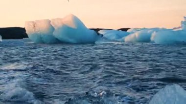 Buz kütleleri, suda buzdağı, Küresel Isınma İklim Değişikliği Konsepti, Jokulsarlon Buzul Gölü, İzlanda