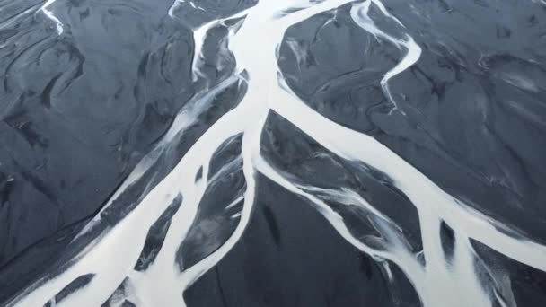 从空中俯瞰着流入大海的冰岛河流、不同寻常的美丽风景、早春的冰岛、洁净的水和原生态 — 图库视频影像