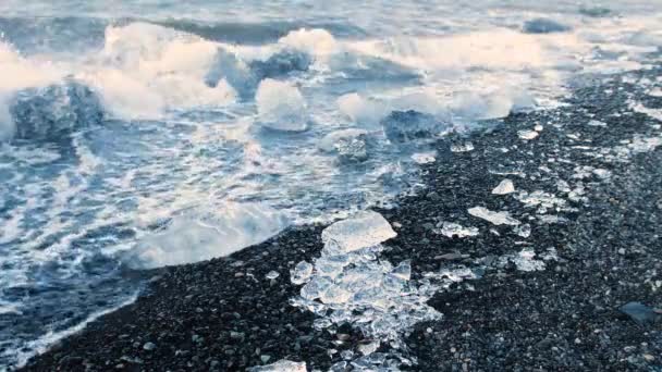 Eisbrocken und Eisberg im Wasser, Klimaschutzkonzept der globalen Erwärmung, Eisberge in der Jokulsarlon Gletscherlagune, Island — Stockvideo