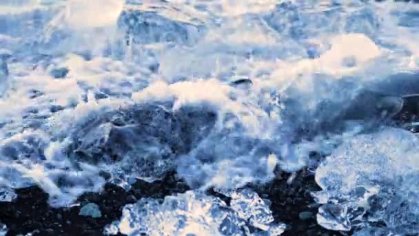 IJsbrokken en ijsberg in water, klimaatveranderingsconcept, ijsbergen in de Jokulsarlon gletsjerlagune, IJsland — Stockvideo