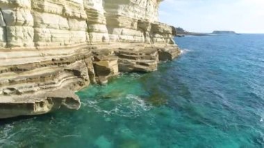 Okyanusun üzerindeki sarp kayalıklar, güzel turist manzarası. 4k Havadan Dünya 'nın Kıyısı ve Mavi Deniz Sahili dramatik jeolojik harikalar, güzel manzaralar