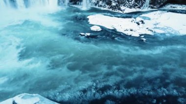 Donmuş nehir havası, kar ve buzun büyülü kış mekanı, büyük akıntısı olan saf buzul suyu, İzlanda.