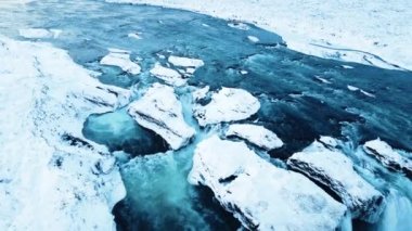 Donmuş nehir havası, kar ve buzun büyülü kış mekanı, büyük akıntısı olan saf buzul suyu, İzlanda.