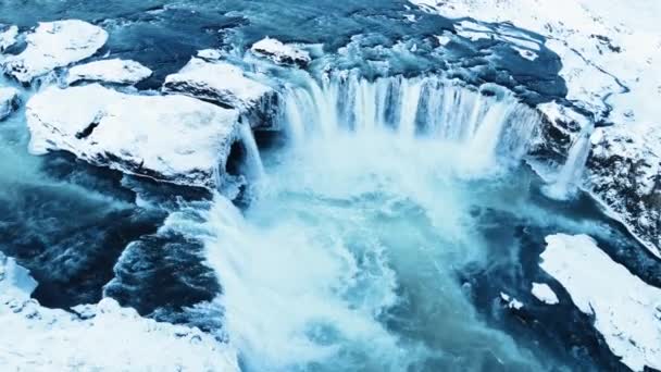 Godafoss, İzlanda 'daki ünlü şelale, kışın donmuş şelale, kar ve buzun olduğu sihirli bir yer, büyük bir akıntısı olan saf buzul suyu. — Stok video