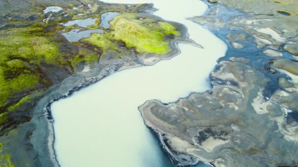 緑の苔と湖の火山の風景空中の景色、アイスランドの美しく手付かずの自然 — ストック動画
