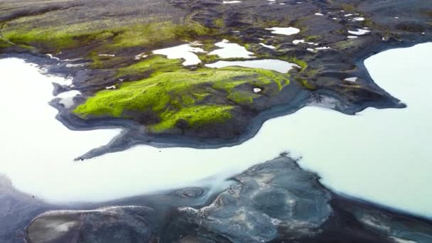 Vulkaniska landskap med grön mossa och sjöar Flygfoto, Vacker och orörd natur Island — Stockvideo