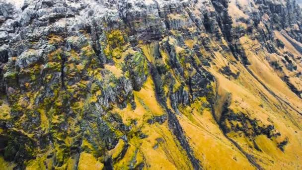 雪と火山の山の風景,空中の風景,冬に手付かずのアクセスできない自然,雪は山のピークをカバー,アイスランド — ストック動画