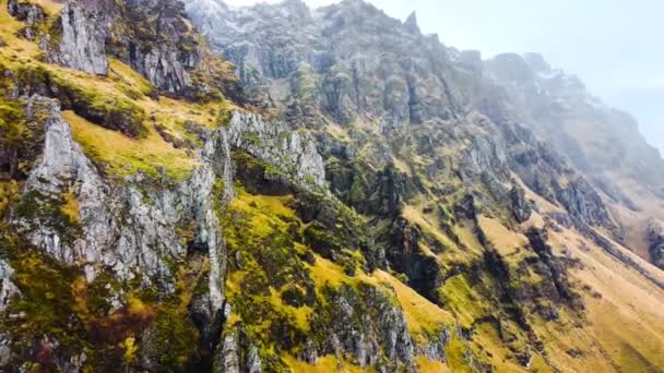 Wulkaniczny krajobraz górski ze śniegiem Krajobraz z powietrza, nietknięta niedostępna zimą przyroda, pokrywy śnieżne szczyty górskie, Islandia — Wideo stockowe