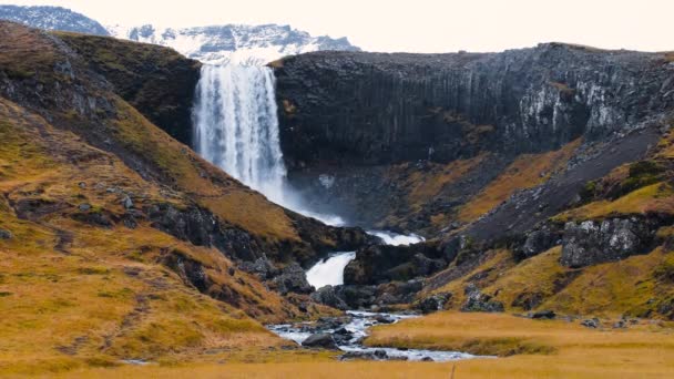 Waterval in IJsland, Onaangetast vulkanisch landschap tegen de achtergrond van bergen — Stockvideo