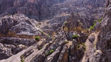 Dağlardaki kanyon, devasa keskin kayalar, Türkiye 'deki jeolojik mucize, hava manzarası