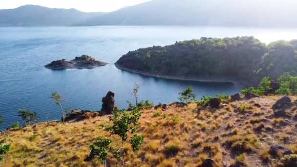 Volcán Nemrut en Turquía, Montaña y colinas con bosque en verano Tiempo soleado, Maravilla geológica dramática con árboles verdes — Vídeo de stock