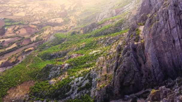 山の中のキャニオン、巨大な鋭い岩、トルコの地質学的奇跡、空中ビュー — ストック動画