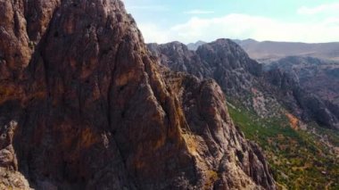 Fırat Nehri 'ndeki güzel ve heyecan verici kanyon, devasa sarp kayalıklar. Dramatik jeolojik harikalar ve güzel İncil manzarası, din kavramı. 4000 'lik bir atış. Dicle ve Fırat