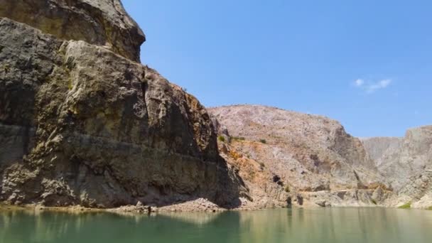 Prachtige en spannende canyon op Eufraat rivier, Enorme steile kliffen. Dramatische geologische wonder en mooi Bijbels landschap, Religie concept. 4k gimbal schieten. Tigris en Eufraat — Stockvideo