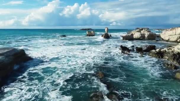 Olas marinas en la costa, Playa rocosa con clima tormentoso, Vistas aéreas sobre el océano, Naturaleza Chipre — Vídeo de stock