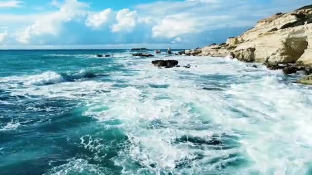 Fale morskie na wybrzeżu, Skaliste wybrzeże w burzliwą pogodę, Widok z lotu ptaka na ocean, Natura Cypr — Wideo stockowe