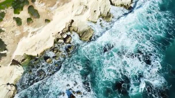 海岸上的自然海浪，水的质感，空中俯瞰大海，塞浦路斯 — 图库视频影像