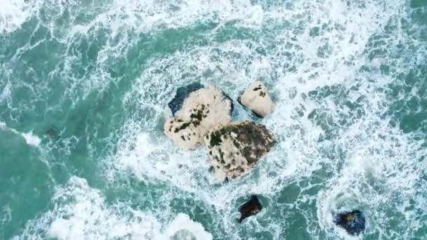 Ola que se estrella en las rocas, Tormenta marina con agua pura y olas enormes, Paisaje aéreo — Vídeo de stock