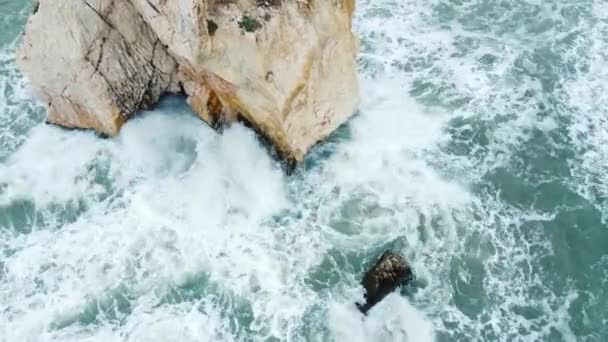 Welle kracht auf Felsen, Seesturm mit reinem Wasser und riesigen Wellen, Luftbild — Stockvideo