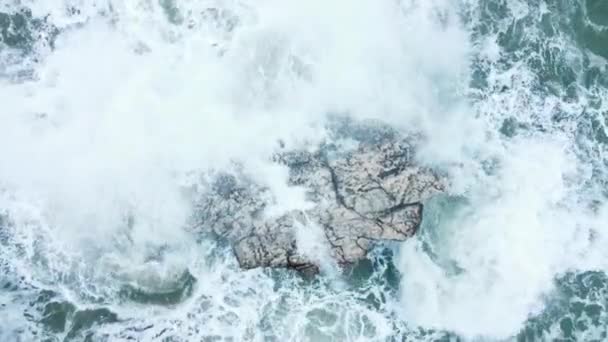 Onda Crashing On Rocks, Tempestade marítima com água pura e ondas enormes, Paisagem aérea — Vídeo de Stock