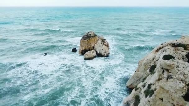 Fala rozbija się o skały, burza morska z czystą wodą i ogromnymi falami, Krajobraz z powietrza — Wideo stockowe