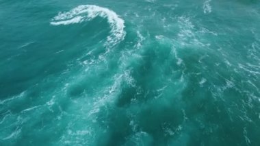 Temiz okyanus suyu, güçlü fırtınalı deniz dalgaları, saf su dokusunun havadan görünüşü, büyük dalgalar ve deniz köpüğü, su elementi.