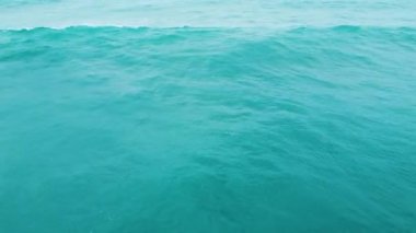 Temiz okyanus suyu, güçlü fırtınalı deniz dalgaları, saf su dokusunun havadan görünüşü, su elementi.