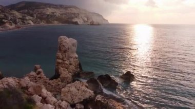 Sunset ya da Sunrise 'da okyanus üzerinde doğa havası, Rocky sahilinde deniz dalgaları, beyaz uçurumlarda dalgalar...