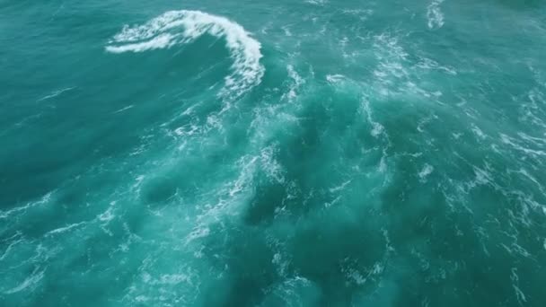 Água do oceano límpida, poderosas ondas do mar tempestuoso, vista aérea da textura da água pura, ondas enormes e espuma do mar, elemento de água — Vídeo de Stock