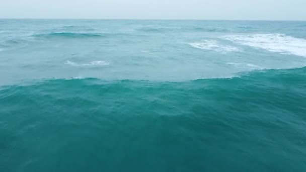 Agua clara del océano, Potentes olas de mar tormentosas, Vista aérea de textura de agua pura, Grandes olas y espuma de mar, Elemento agua — Vídeo de stock