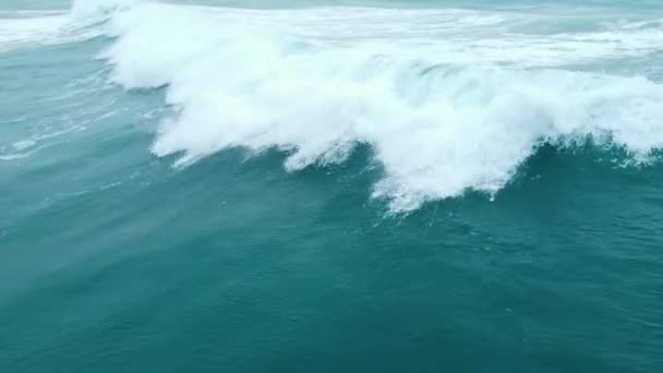 清澈的海水，汹涌的海浪，纯水质感的空中景观，巨浪和海浪泡沫，水元素 — 图库视频影像