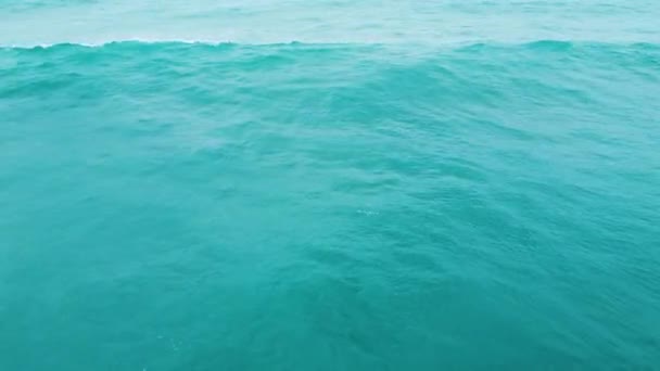 Čistá oceánská voda, Mocné bouřlivé mořské vlny, Letecký pohled na čistou vodní texturu, Vodní prvek — Stock video