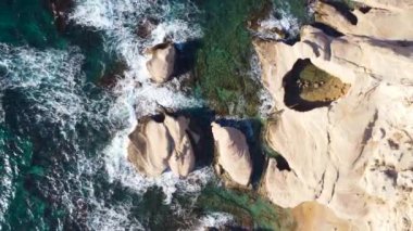 Doğa, Rocky kıyısındaki deniz dalgaları, su dokusu, okyanus üzerindeki hava manzarası, Kıbrıs