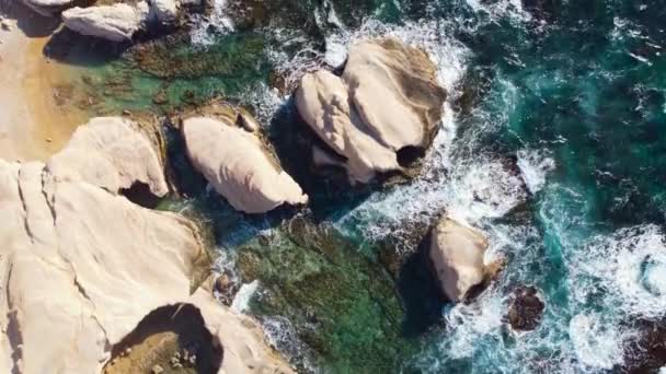Doğa, Rocky kıyısındaki deniz dalgaları, su dokusu, okyanus üzerindeki hava manzarası, Kıbrıs — Stok video