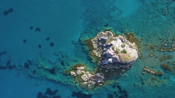 Ada ve Mavi Deniz kuş bakışı. Keskin bir uçurum. Turkuaz suyu olan kayalık resif, güzel sahil manzaralı deniz dalgaları 4k dronu, turizm merkezi, tatil yeri, Kıbrıs Rum Kesimi — Stok video