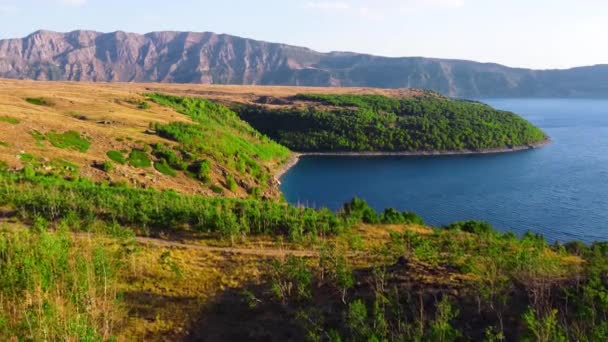 Türkiye 'de Nemrut volkanı, Yaz mevsiminde orman ve tepeler Güneşli hava, Yeşil Ağaçlı dramatik jeolojik harikalar — Stok video