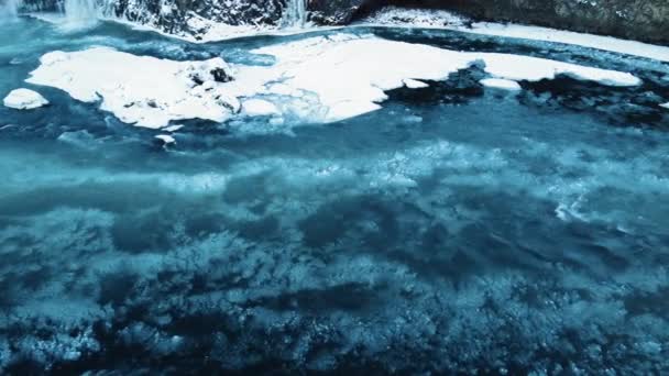 Fagyasztott folyó Aerial Landscape, varázslatos téli helyét hó és jég, Tiszta gleccser víz egy hatalmas áramlat, Izland — Stock videók
