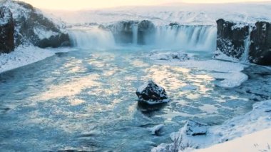 Godafoss, İzlanda 'daki ünlü şelale, kışın donmuş şelale, kar ve buzun olduğu sihirli bir yer, büyük bir akıntısı olan saf buzul suyu.