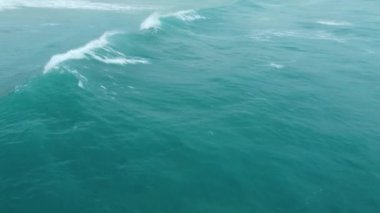 Temiz okyanus suyu, güçlü fırtınalı deniz dalgaları, saf su dokusunun havadan görünüşü, büyük dalgalar ve deniz köpüğü, su elementi.
