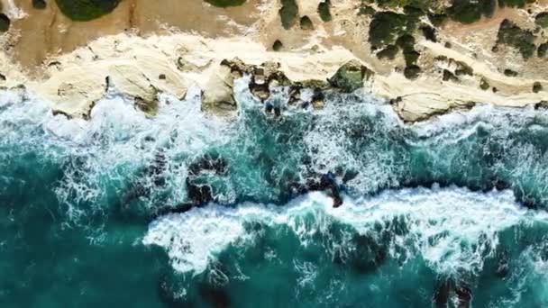 海岸の海の波、荒天時のロッキー海岸、海の上の空中ビュー、自然キプロス — ストック動画